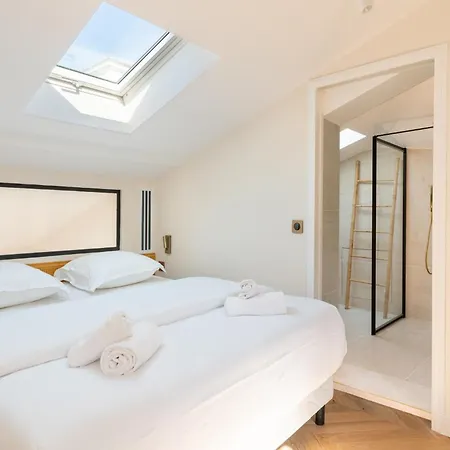 Chic Duplex For 4 In Vibrant Bastille