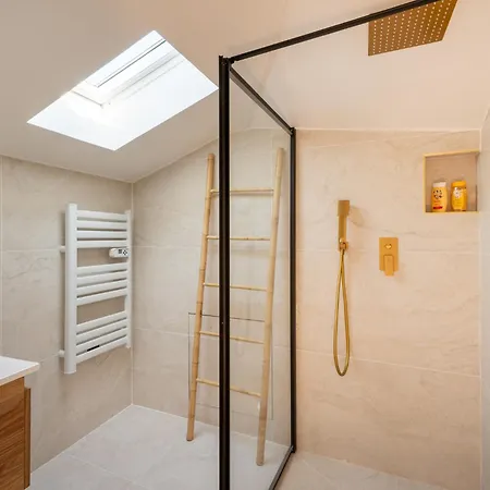 Chic Duplex For 4 In Vibrant Bastille