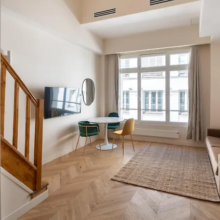 Chic Duplex For 4 In Vibrant Bastille